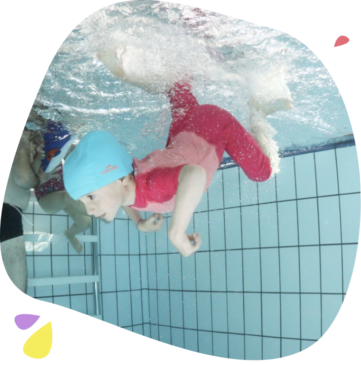 bébé nageur sous l'eau dans la piscine