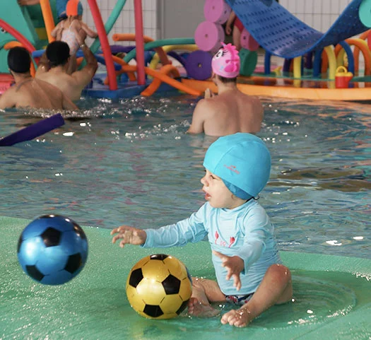 bébé nageur avec des ballons